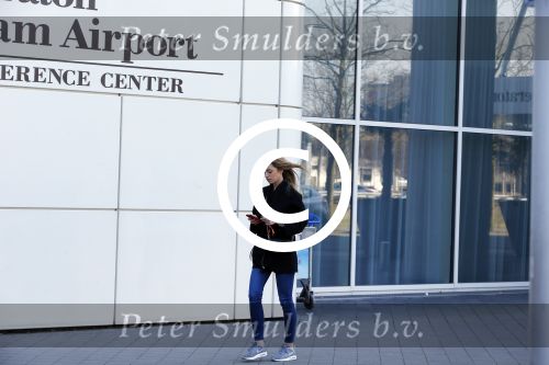 Schiphol 8 februari 2016
Christie Bokma verlaat het sheraton hotel op schiphol. Rafael v d Vaart liep binnendoor naar de vertrekhal.