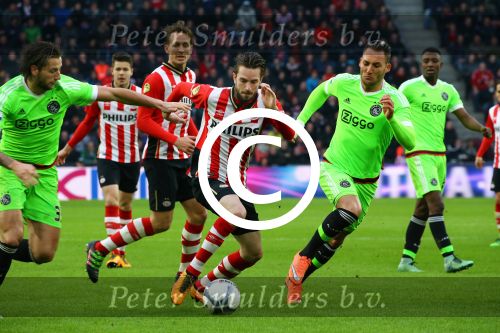Eindhoven, 20 Maart 2016 Kompetitiewedstrijd PSV-AJAX, eindstand 0-2
Davy Propper in duel met Nemanja Gudelj