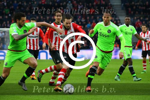 Eindhoven, 20 Maart 2016 Kompetitiewedstrijd PSV-AJAX, eindstand 0-2
Davy Propper in duel met Nemanja Gudelj