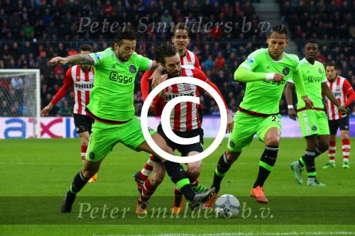 Eindhoven, 20 Maart 2016 Kompetitiewedstrijd PSV-AJAX, eindstand 0-2
Davy Propper in duel met Nemanja Gudelj