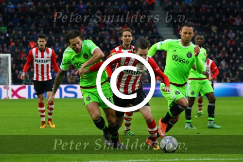 Eindhoven, 20 Maart 2016 Kompetitiewedstrijd PSV-AJAX, eindstand 0-2
Davy Propper in duel met Nemanja Gudelj