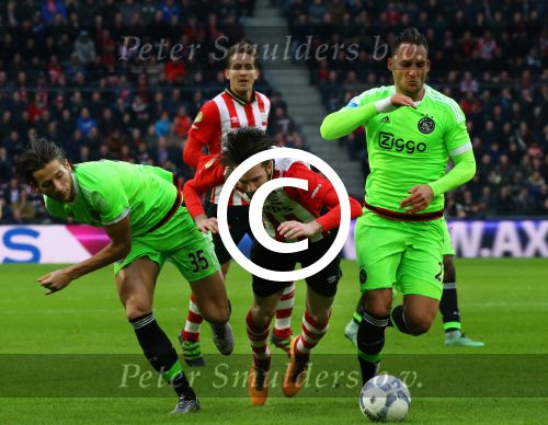 Eindhoven, 20 Maart 2016 Kompetitiewedstrijd PSV-AJAX, eindstand 0-2
Davy Propper in duel met Nemanja Gudelj