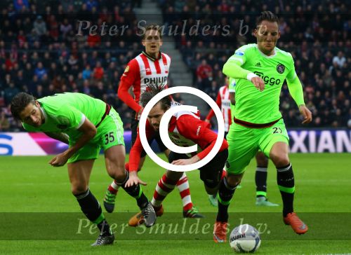 Eindhoven, 20 Maart 2016 Kompetitiewedstrijd PSV-AJAX, eindstand 0-2
Davy Propper in duel met Nemanja Gudelj