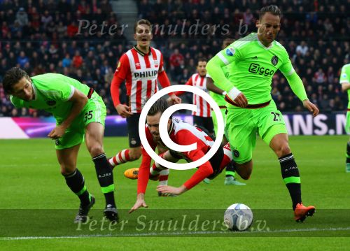 Eindhoven, 20 Maart 2016 Kompetitiewedstrijd PSV-AJAX, eindstand 0-2
Davy Propper in duel met Nemanja Gudelj