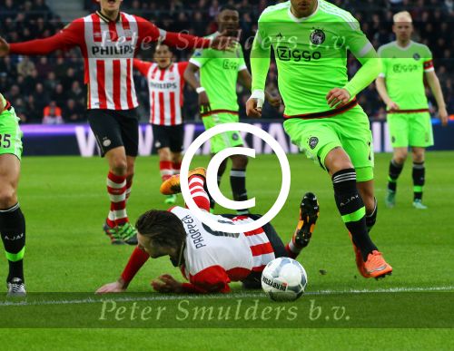 Eindhoven, 20 Maart 2016 Kompetitiewedstrijd PSV-AJAX, eindstand 0-2
Davy Propper in duel met Nemanja Gudelj