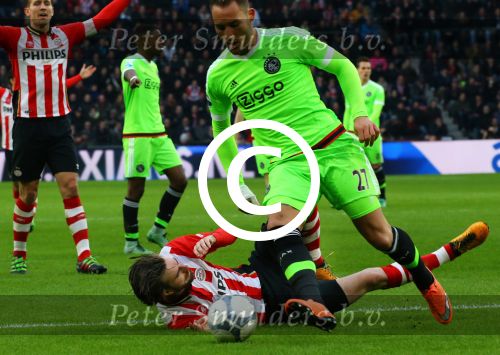 Eindhoven, 20 Maart 2016 Kompetitiewedstrijd PSV-AJAX, eindstand 0-2
Davy Propper in duel met Nemanja Gudelj