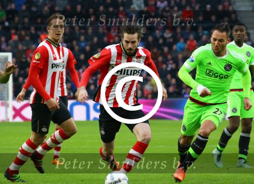 Eindhoven, 20 Maart 2016 Kompetitiewedstrijd PSV-AJAX, eindstand 0-2
Davy Propper in duel met Nemanja Gudelj