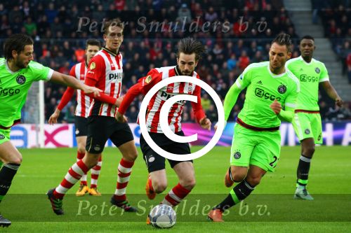 Eindhoven, 20 Maart 2016 Kompetitiewedstrijd PSV-AJAX, eindstand 0-2
Davy Propper in duel met Nemanja Gudelj