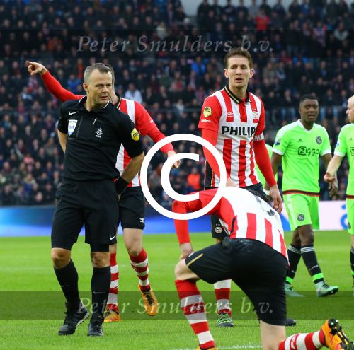 Eindhoven, 20 Maart 2016 Kompetitiewedstrijd PSV-AJAX, eindstand 0-2
Davy Propper geblesseerd