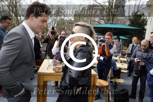 Amsterdam 9 april 2016 
Bijeenkomst van deelnemers aan het eurovision songfestival in het vondelpark.
Douwe Bob is de nederlandse inzending. Poli Genova