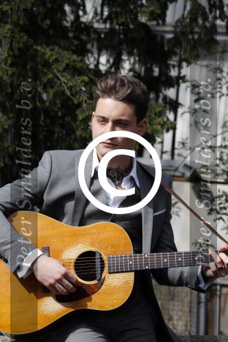 Amsterdam 9 april 2016 
Bijeenkomst van deelnemers aan het eurovision songfestival in het vondelpark.
Douwe Bob is de nederlandse inzending.