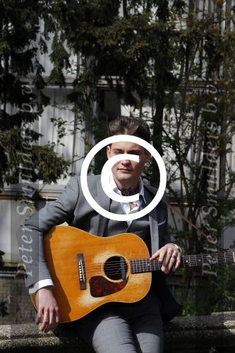 Amsterdam 9 april 2016 
Bijeenkomst van deelnemers aan het eurovision songfestival in het vondelpark.
Douwe Bob is de nederlandse inzending.