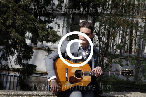 Amsterdam 9 april 2016 
Bijeenkomst van deelnemers aan het eurovision songfestival in het vondelpark.
Douwe Bob is de nederlandse inzending.