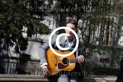 Amsterdam 9 april 2016 
Bijeenkomst van deelnemers aan het eurovision songfestival in het vondelpark.
Douwe Bob is de nederlandse inzending.