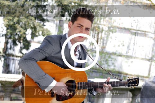 Amsterdam 9 april 2016 
Bijeenkomst van deelnemers aan het eurovision songfestival in het vondelpark.
Douwe Bob is de nederlandse inzending.