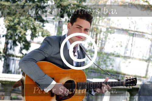 Amsterdam 9 april 2016 
Bijeenkomst van deelnemers aan het eurovision songfestival in het vondelpark.
Douwe Bob is de nederlandse inzending.