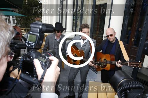 Amsterdam 9 april 2016 
Bijeenkomst van deelnemers aan het eurovision songfestival in het vondelpark.
Douwe Bob is de nederlandse inzending. manager en producer Matthijs v Duijvenbode