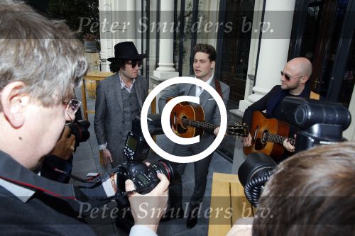 Amsterdam 9 april 2016 
Bijeenkomst van deelnemers aan het eurovision songfestival in het vondelpark.
Douwe Bob is de nederlandse inzending. manager en producer Matthijs v Duijvenbode