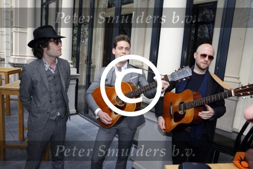 Amsterdam 9 april 2016 
Bijeenkomst van deelnemers aan het eurovision songfestival in het vondelpark.
Douwe Bob is de nederlandse inzending. manager en producer Matthijs v Duijvenbode