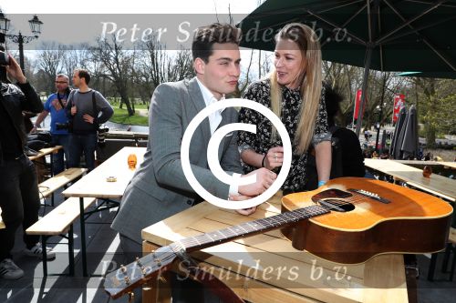 Amsterdam 9 april 2016 
Bijeenkomst van deelnemers aan het eurovision songfestival in het vondelpark.
Douwe Bob is de nederlandse inzending.