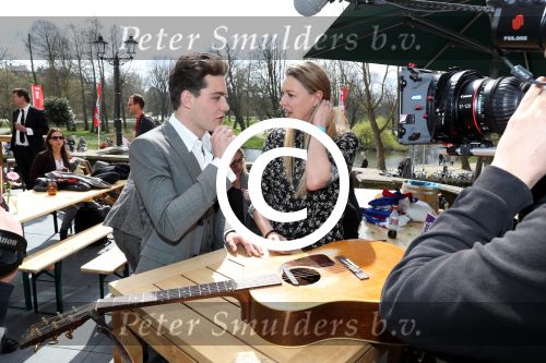 Amsterdam 9 april 2016 
Bijeenkomst van deelnemers aan het eurovision songfestival in het vondelpark.
Douwe Bob is de nederlandse inzending.