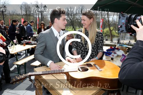 Amsterdam 9 april 2016 
Bijeenkomst van deelnemers aan het eurovision songfestival in het vondelpark.
Douwe Bob is de nederlandse inzending.