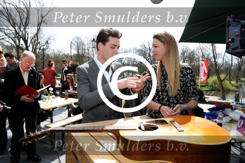 Amsterdam 9 april 2016 
Bijeenkomst van deelnemers aan het eurovision songfestival in het vondelpark.
Douwe Bob is de nederlandse inzending.