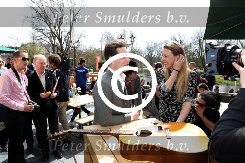 Amsterdam 9 april 2016 
Bijeenkomst van deelnemers aan het eurovision songfestival in het vondelpark.
Douwe Bob is de nederlandse inzending.