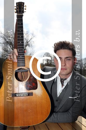 Amsterdam 9 april 2016 
Bijeenkomst van deelnemers aan het eurovision songfestival in het vondelpark.
Douwe Bob is de nederlandse inzending.