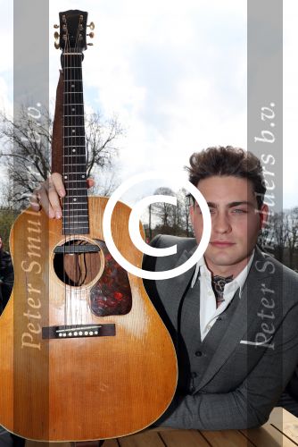 Amsterdam 9 april 2016 
Bijeenkomst van deelnemers aan het eurovision songfestival in het vondelpark.
Douwe Bob is de nederlandse inzending.