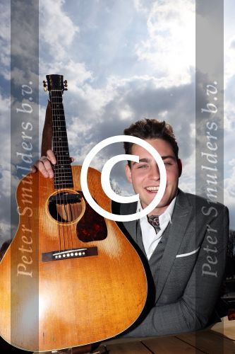 Amsterdam 9 april 2016 
Bijeenkomst van deelnemers aan het eurovision songfestival in het vondelpark.
Douwe Bob is de nederlandse inzending.