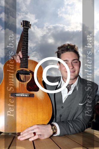 Amsterdam 9 april 2016 
Bijeenkomst van deelnemers aan het eurovision songfestival in het vondelpark.
Douwe Bob is de nederlandse inzending.