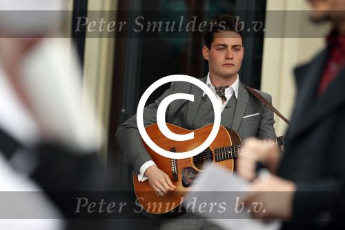 Amsterdam 9 april 2016 
Bijeenkomst van deelnemers aan het eurovision songfestival in het vondelpark.
Douwe Bob is de nederlandse inzending.