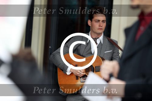 Amsterdam 9 april 2016 
Bijeenkomst van deelnemers aan het eurovision songfestival in het vondelpark.
Douwe Bob is de nederlandse inzending.