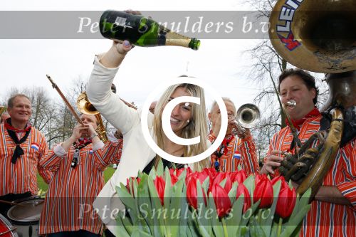 Lisse 9 april 2016
Doop van tulip Estavana Polman in de keukenhof. Estavana is de nieuwe vriendin van Rafael v d Vaart. Haar ouders zijn ook aanwezig.