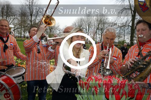 Lisse 9 april 2016
Doop van tulip Estavana Polman in de keukenhof. Estavana is de nieuwe vriendin van Rafael v d Vaart. Haar ouders zijn ook aanwezig.
