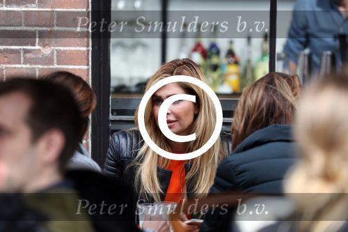 Amsterdam 9 april 2016 
Estelle Cruijff met vriendinnen op terras.