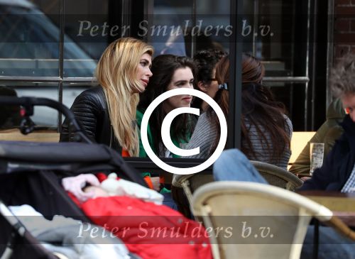 Amsterdam 9 april 2016 
Estelle Cruijff met vriendinnen op terras.