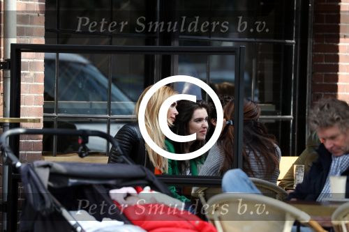 Amsterdam 9 april 2016 
Estelle Cruijff met vriendinnen op terras.