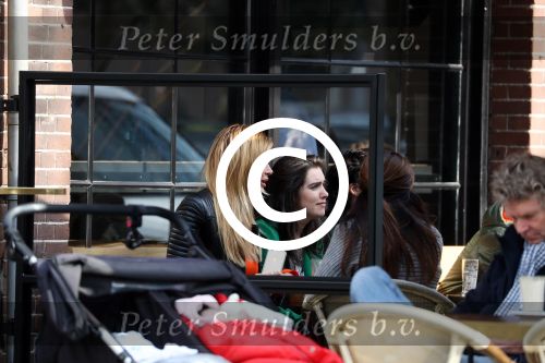 Amsterdam 9 april 2016 
Estelle Cruijff met vriendinnen op terras.