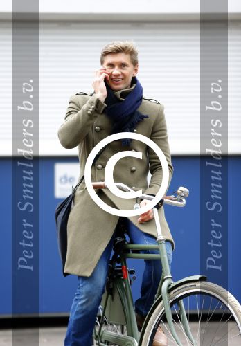 Amsterdam 20 maart 2016 
Evgeniy Levchenko bellend op zijn fiets in amsterdam zuid.