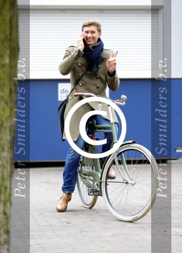 Amsterdam 20 maart 2016 
Evgeniy Levchenko bellend op zijn fiets in amsterdam zuid.
