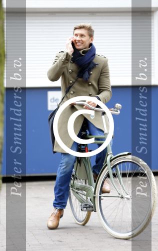 Amsterdam 20 maart 2016 
Evgeniy Levchenko bellend op zijn fiets in amsterdam zuid.