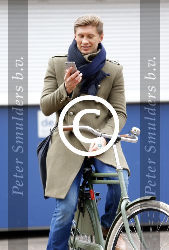 Amsterdam 20 maart 2016 
Evgeniy Levchenko bellend op zijn fiets in amsterdam zuid.