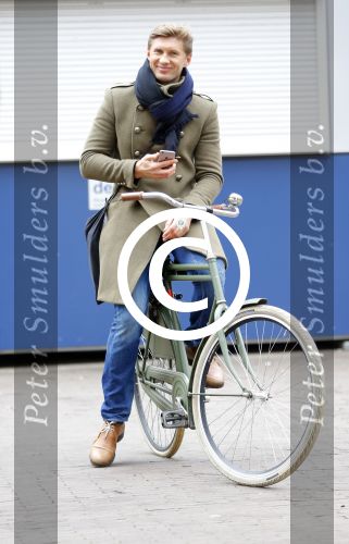 Amsterdam 20 maart 2016 
Evgeniy Levchenko bellend op zijn fiets in amsterdam zuid.