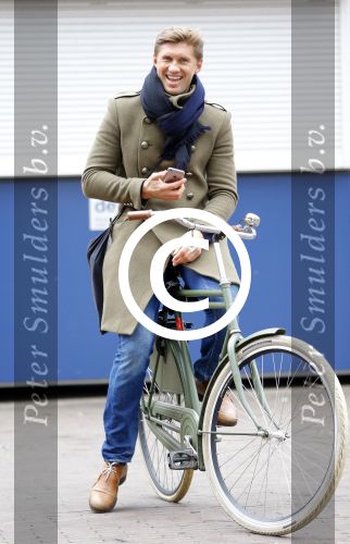 Amsterdam 20 maart 2016 
Evgeniy Levchenko bellend op zijn fiets in amsterdam zuid.