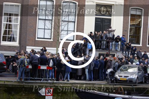 Amsterdam 30 maart 2016
DE Koning van Marokko vertrekt vanuit het Wasldorf Astoriua hotel. Directeur Roberto Payer (directeur Waldorf Astoria) zwaait hem uit. Buiten staan 1000 marokaanen/ fans om hem aan te moedigen.