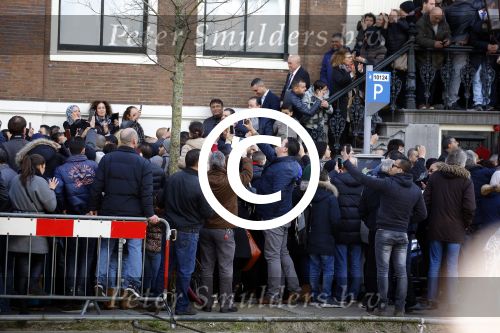 Amsterdam 30 maart 2016
DE Koning van Marokko vertrekt vanuit het Wasldorf Astoriua hotel. Directeur Roberto Payer (directeur Waldorf Astoria) zwaait hem uit. Buiten staan 1000 marokaanen/ fans om hem aan te moedigen.