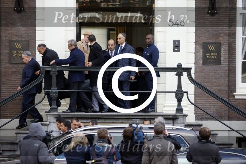 Amsterdam 30 maart 2016
DE Koning van Marokko vertrekt vanuit het Wasldorf Astoriua hotel. Directeur Roberto Payer (directeur Waldorf Astoria) zwaait hem uit. Buiten staan 1000 marokaanen/ fans om hem aan te moedigen.