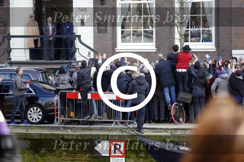 Amsterdam 30 maart 2016
DE Koning van Marokko vertrekt vanuit het Wasldorf Astoriua hotel. Directeur Roberto Payer (directeur Waldorf Astoria) zwaait hem uit. Buiten staan 1000 marokaanen/ fans om hem aan te moedigen.